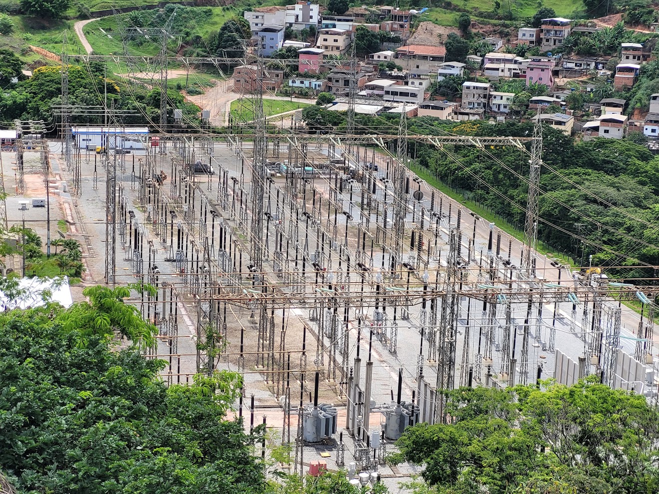 Pátio de subestação de alta tensão